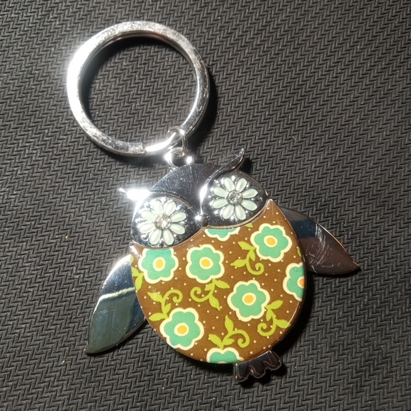 Owl Keychain With Folding Wings And Quirky Design - Picture 1 of 5